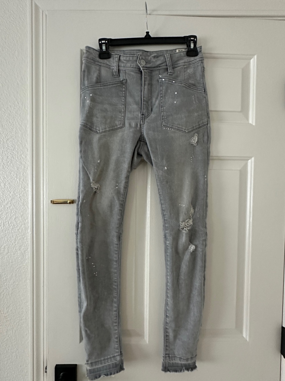Free People Skinny Jeans in Light Gray distressed with Paint-Splatter
